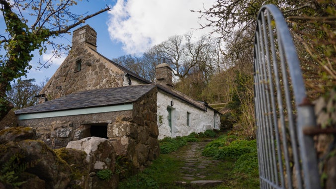 Giât dipyn ar agor, a golygfa o'r tŷ yn Sarn y Plas yn ystod y gwanwyn cynnar